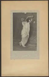 [Model in klassiek kostuum].