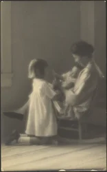 [Moeder in schommelstoel met kinderen]