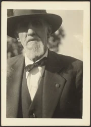Oude man met vlinderdas