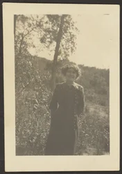 [Portret van Florence buiten].