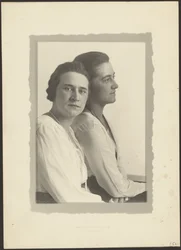 [Portret van twee vrouwen tegen een witte achtergrond]