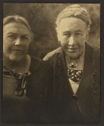 [Portret van twee vrouwen voor wandtapijt].