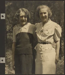 [Portret van twee vrouwen die buiten staan].