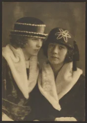 [Portret van twee vrouwen met hoeden met witte biezen]