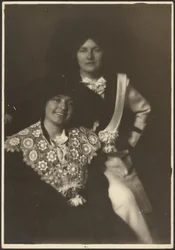 [Portret van twee vrouwen in sierlijke outfits].