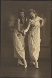 [Portret van twee jonge vrouwen in bijpassende jurken].