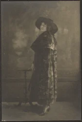 [Portret van vrouw in lange jas voor wandtapijt].