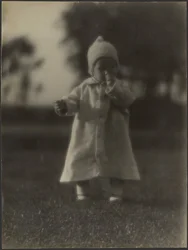[Portret van een baby in een jasje]