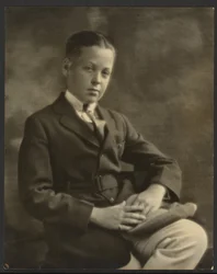 [Portret van een jongen met pet op zijn knie].