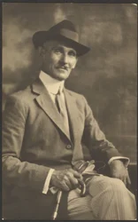 [Portret van een man met stok en handschoenen].