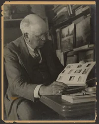 [Portret van een man die een tijdschrift leest]