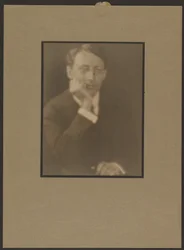 [Portret van een man die zijn kin op zijn hand laat rusten]