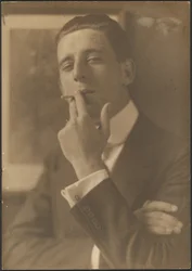 [Portret van een man die een sigaret rookt]