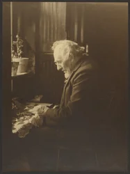 [Portret van een man die achter een bureau werkt].