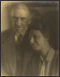 [Portret van een man en een vrouw die op zijn schouder leunt]