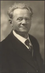 [Portret van een man in zwart gestreept pak]