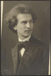 [Portret van een man met een vlinderdas]