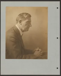 [Portret van een man met gevouwen handen]