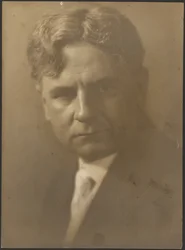 Portret van een man met diepliggende ogen