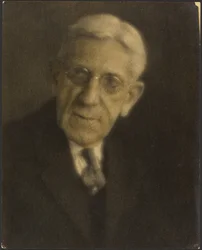 [Portret van een man met bril]