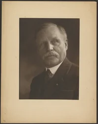 [Portret van een man met een metalen reversspeld]