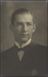 [Portret van een man met bolletjesstrik].