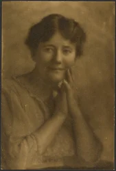 [Portret van een vrouw die haar handen voor haar gezicht houdt].