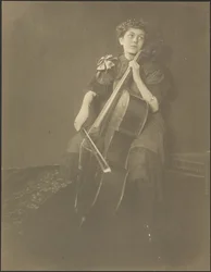 [Portret van een cellospelende vrouw].