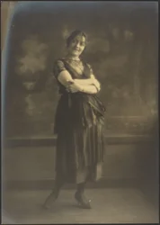 [Portret van een vrouw die voor een wandtapijt staat]