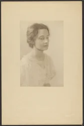 [Portret van een vrouw in een jurk met zijden rozen]