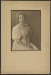 Portret van een vrouw in een jurk met zijden rozen