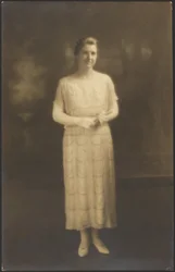 [Portret van een vrouw met ellebooghandschoenen]