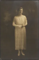 [Portret van een vrouw met ellebooghandschoenen]