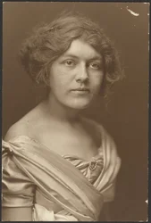 [Portret van een vrouw in formele kleding].