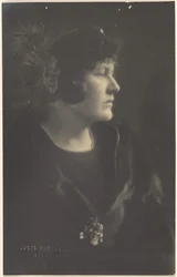[Portret van een vrouw in een bontmantel].