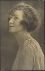 [Portret van een vrouw in bont (niet zichtbaar)]