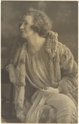 [Portret van een vrouw in bont].