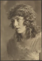 [Portret van een vrouw in gaassjaal].