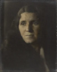 Portret van een vrouw in de schaduw