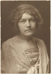 [Portret van een vrouw in een zijden jurk met sjaal]