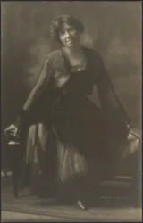 [Portret van een vrouw op een bankje]