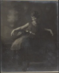 [Portret van een vrouw met een strik aan haar riem]