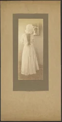 [Portret van een vrouw met muts in de spiegel].