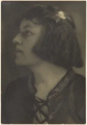 [Portret van een vrouw met vlinder haarspeld].