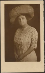 [Portret van een vrouw met een uitbundige tule hoed].
