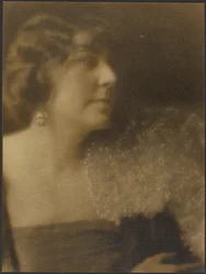 Portret van een vrouw met bloemen