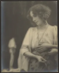 [Portret van een vrouw met losjes gedrapeerde mouwen].