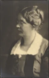 Portret van een vrouw met een open boek (bijgesneden)