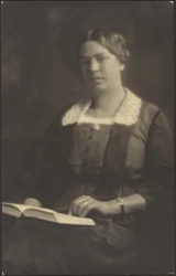 Portret van een vrouw met een open boek