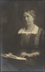 [Portret van een vrouw met open boek]